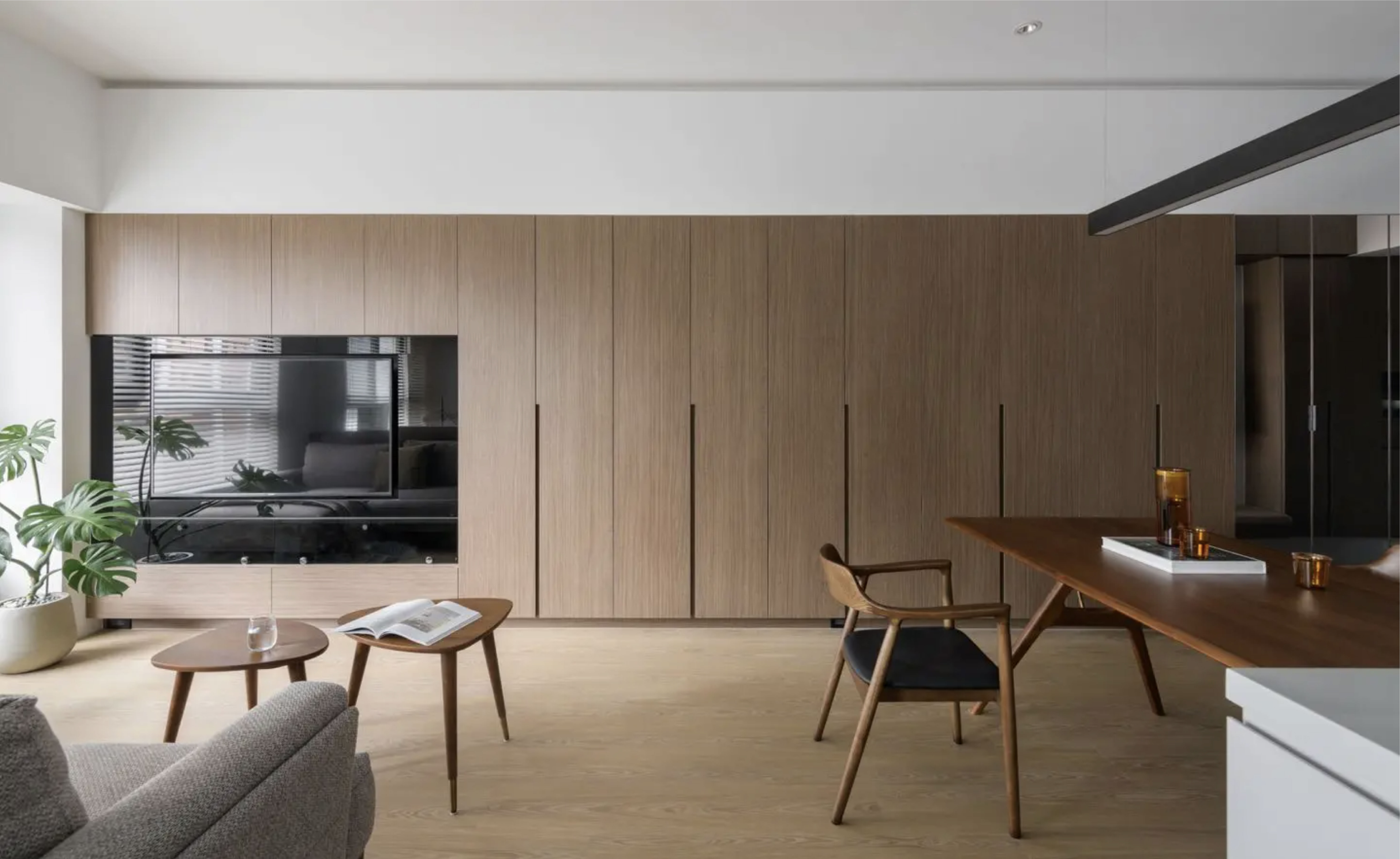 掌握裝修流程，告別裝潢蟑螂！本文為裝修新手詳細解析從溝通到交屋的8大標準步驟，並深度比較室內設計師、統包、工班優缺點。建議搭配住保履約，讓您安心展開新家裝修流程。